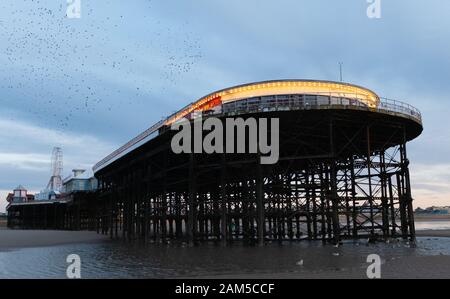In prossimità del Central Pier guardando verso il lungomare di Blackpool, al tramonto Foto Stock