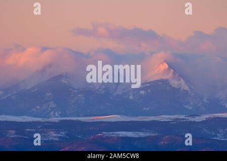 Al mattino presto alpenglow e nuvole tempesta sulla catena montuosa Sangre de Cristo del Colorado Foto Stock