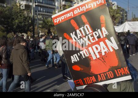 Atene, Grecia. Xi gen, 2020. Manifestanti tenendo striscioni e cartelloni lettura, Hands off Iran, gridare slogan contro la politica estera degli Stati Uniti come il marzo verso l ambasciata americana di Atene. Le organizzazioni di sinistra in scena un anti-guerra di dimostrazione di protesta contro l'uccisione del generale iraniano Qasem Soleimani e condanniamo imminente l azione degli Stati Uniti in Iran. Credito: Nikolas Georgiou/ZUMA filo/Alamy Live News Foto Stock