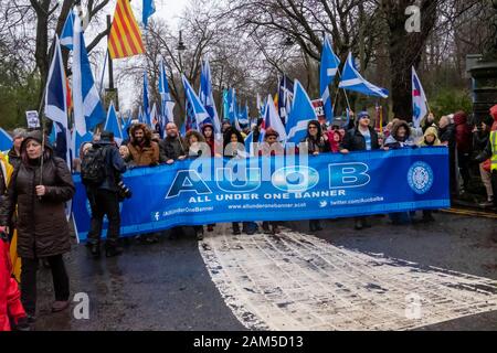 Glasgow, Scotland, Regno Unito. Xi gen, 2020. Gli attivisti a sostegno dell indipendenza scozzese marzo attraverso le strade di Glasgow. Il mese di marzo è stata organizzata dal gruppo Tutti sotto uno striscione e percorsa da Kelvingrove Park attraverso la città di Glasgow Green. Credito: Berretto Alamy/Live News Foto Stock