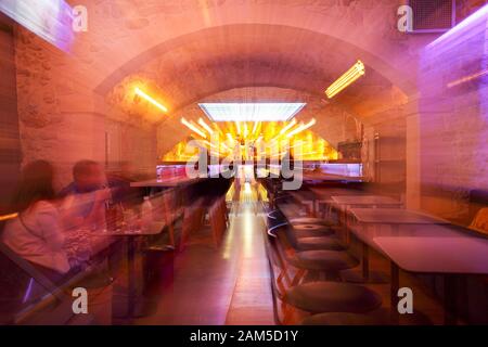 All'interno dei numerosi bar in Rethymnon, visto qui utilizzando una tecnica di zoom. Foto Stock