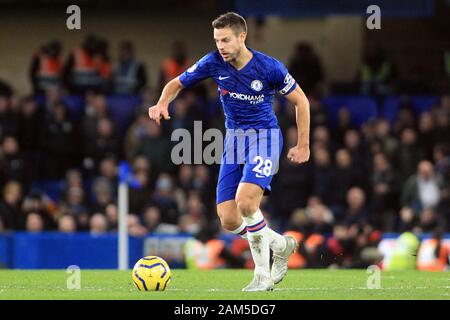 Londra, Regno Unito. Xi gen, 2020. Cesar Azpilicueta del Chelsea in azione. Premier League, Chelsea v Burnley a Stamford Bridge di Londra sabato 11 gennaio 2020. Questa immagine può essere utilizzata solo per scopi editoriali. Solo uso editoriale, è richiesta una licenza per uso commerciale. Nessun uso in scommesse, giochi o un singolo giocatore/club/league pubblicazioni. pic da Steffan Bowen/ Credito: Andrew Orchard fotografia sportiva/Alamy Live News Foto Stock