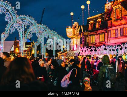 Londra, Regno Unito/Europa; 22/12/2019: Vista notturna di Winter Wonderland, parco divertimenti situato a Hyde Park, Londra. Persone che godono a fiere di Natale. Foto Stock