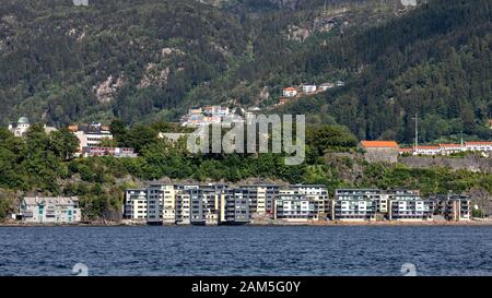 Vista da Puddefjorden verso la fortezza di Fredriksberg e Georgernes Verf. Bergen, Norvegia Foto Stock