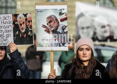 Monaco di Baviera, Germania. Xi gen, 2020. Circa 70 i partecipanti dalla comunità iraniana di Monaco di Baviera, Germania ha dimostrato contro la Trump-ordinato missile colpisce in Iraq che ha provocato la morte del generale iraniano Qasem Soleimani e Mahdi al Muhandis.Mentre il gruppo assegnato la colpa agli Stati Uniti per le uccisioni, grandi porzioni di discorsi erano diretti contro Israele e gli alleati degli Stati Uniti. I partecipanti sono stati istruiti a non parlare con i media con diversi a bloccare attivamente i rappresentanti dei media da fotografare e filmare. Credito: ZUMA Press, Inc. Credito: Foto Stock