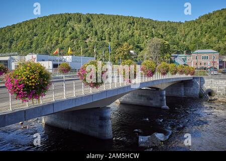 Chaudfontaine, Belgio - 21 settembre 2019: Ponte sul fiume Vesdre decorato da fiori Foto Stock