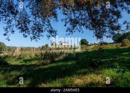 Reigate Heath Golf Club Club, con il suo iconico e unico mulino a vento consacrato, dove si svolgono regolarmente i servizi in estate Foto Stock