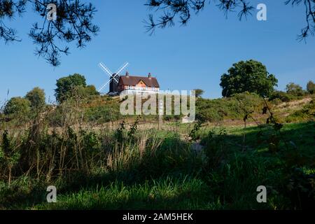 Reigate Heath Golf Club Club, con il suo iconico e unico mulino a vento consacrato, dove si svolgono regolarmente i servizi in estate Foto Stock