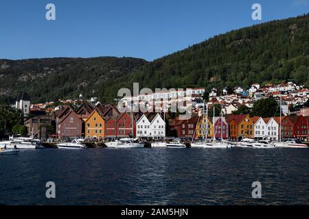 Il porto interno di Bergen, Norvegia. Vaagen, Maria Church, Bryggen con molte barche da diporto. Foto Stock