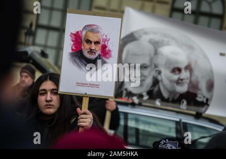 Monaco di Baviera, Germania. Xi gen, 2020. Foto del generale iraniano Qasem Soleimani e Mahdi al Muhandis erano sul visualizzatore in corrispondenza di una dimostrazione contro la loro uccisione in un Trump-led attacco missilistico a Baghdad, Iraq. Circa 70 i partecipanti dalla comunità iraniana di Monaco di Baviera, Germania ha dimostrato contro la Trump-ordinato missile colpisce in Iraq che ha provocato la morte del generale iraniano Qasem Soleimani e Mahdi al Muhandis.Mentre il gruppo assegnato la colpa agli Stati Uniti per le uccisioni, grandi porzioni di discorsi erano diretti contro Israele e gli alleati degli Stati Uniti. Credi Foto Stock