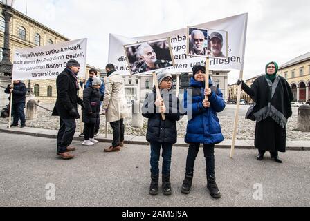 Monaco di Baviera, Germania. Xi gen, 2020. Foto del generale iraniano Qasem Soleimani e Mahdi al Muhandis erano sul visualizzatore in corrispondenza di una dimostrazione contro la loro uccisione in un Trump-led attacco missilistico a Baghdad, Iraq. Circa 70 i partecipanti dalla comunità iraniana di Monaco di Baviera, Germania ha dimostrato contro la Trump-ordinato missile colpisce in Iraq che ha provocato la morte del generale iraniano Qasem Soleimani e Mahdi al Muhandis.Mentre il gruppo assegnato la colpa agli Stati Uniti per le uccisioni, grandi porzioni di discorsi erano diretti contro Israele e gli alleati degli Stati Uniti. Credi Foto Stock