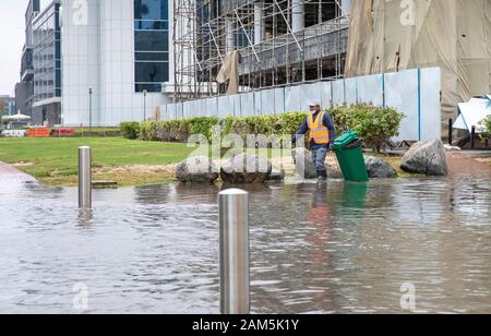 Dubai, Emirati Arabi Uniti, 11 Gennaio 2020: la gente in bici in strade inondate di Dubai Foto Stock