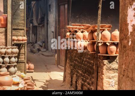 Ceramica sulla strada a Dharavi Slum a Mumbai. India Foto Stock