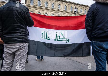 Monaco di Baviera, Germania. Xi gen, 2020. Bandiera dell'Iraq. Circa 70 i partecipanti dalla comunità iraniana di Monaco di Baviera, Germania ha dimostrato contro la Trump-ordinato missile colpisce in Iraq che ha provocato la morte del generale iraniano Qasem Soleimani e Mahdi al Muhandis.Mentre il gruppo assegnato la colpa agli Stati Uniti per le uccisioni, grandi porzioni di discorsi erano diretti contro Israele e gli alleati degli Stati Uniti. I partecipanti sono stati istruiti a non parlare con i media con diversi a bloccare attivamente i rappresentanti dei media da fotografare e filmare.Il missi Foto Stock