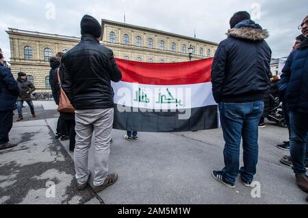 Monaco di Baviera, Germania. Xi gen, 2020. Bandiera dell'Iraq. Circa 70 i partecipanti dalla comunità iraniana di Monaco di Baviera, Germania ha dimostrato contro la Trump-ordinato missile colpisce in Iraq che ha provocato la morte del generale iraniano Qasem Soleimani e Mahdi al Muhandis.Mentre il gruppo assegnato la colpa agli Stati Uniti per le uccisioni, grandi porzioni di discorsi erano diretti contro Israele e gli alleati degli Stati Uniti. I partecipanti sono stati istruiti a non parlare con i media con diversi a bloccare attivamente i rappresentanti dei media da fotografare e filmare.Il missi Foto Stock