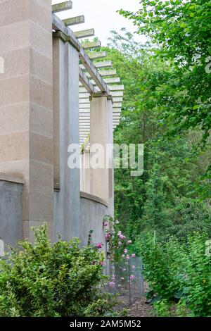 Il Tiergarten, a piedi attraverso il verde bellissimo parco nel centro di Berlino, giardino di rose Foto Stock