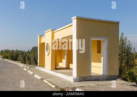 Fermata gialla dell'autobus, fermata vuota dell'autobus sulla strada in Uzbekistan Foto Stock