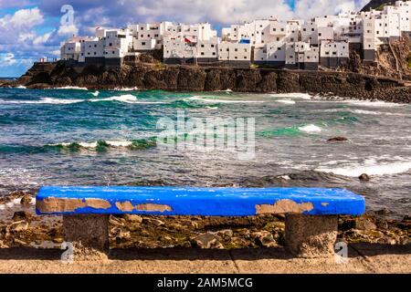 Case bianche, rocce e l'oceano a El Roque en el Pagador de Moya villaggio, Gran Canaria, Spagna. Foto Stock