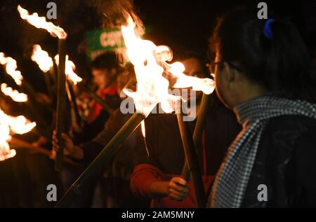 Guwahati, Assam, India. Xi gen, 2020. Gli studenti della Università di cotone prendere parte in una processione rally in segno di protesta contro la cittadinanza (emendamento) atto, a Guwahati Credito: David Talukdar/ZUMA filo/Alamy Live News Foto Stock