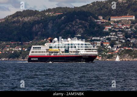 Traghetto costiero per auto e passeggeri Midnatsol a Byfjorden, arrivo al porto di Bergen, Norvegia Foto Stock