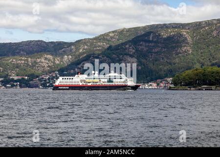 Traghetto costiero per auto e passeggeri Midnatsol a Byfjorden, arrivo al porto di Bergen, Norvegia Foto Stock