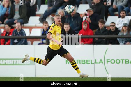 Marbella, Spagna. Xi gen, 2020. Calcio: Bundesliga, test match in training camp a Marbella centro Football Stadium, Borussia Dortmund - FSV Mainz 05. Il nuovo lettore di Dortmund, Erling Haaland, guarda la palla. Credito: Friso Gentsch/dpa/Alamy Live News Foto Stock