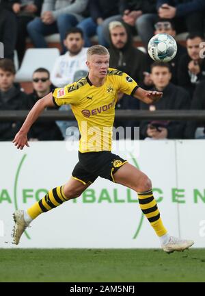 Marbella, Spagna. Xi gen, 2020. Calcio: Bundesliga, test match in training camp a Marbella centro Football Stadium, Borussia Dortmund - FSV Mainz 05. Il nuovo lettore di Dortmund, Erling Haaland, guarda la palla. Credito: Friso Gentsch/dpa/Alamy Live News Foto Stock