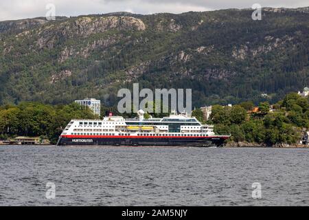 Traghetto costiero per auto e passeggeri Midnatsol a Byfjorden, arrivo al porto di Bergen, Norvegia Foto Stock