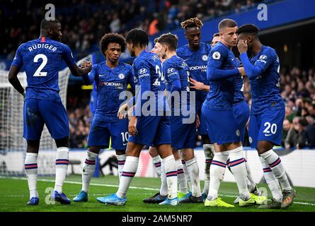 Chelsea's Jorginho (centro) punteggio celebra il suo lato del primo obiettivo del gioco durante il match di Premier League a Stamford Bridge, Londra. Foto Stock