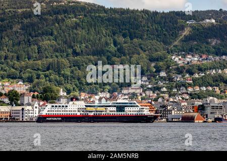 Traghetto costiero per auto e passeggeri Midnatsol a Byfjorden, arrivo al porto di Bergen, Norvegia Foto Stock