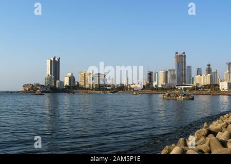 Vista dello skyline sulla costa del quartiere di Worli da Haji Ali Dargah a Mumbai. India Foto Stock