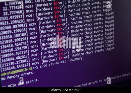 Chiudere il codice css HTML sullo schermo del monitor con sfondo nero Foto Stock