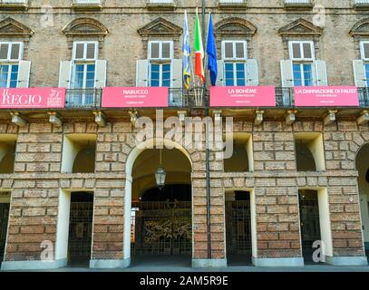 Stile barocco façade del Teatro Regio, un importante teatro dell'opera inaugurato nel 1740 nel centro storico di Torino, Piemonte, Italia Foto Stock