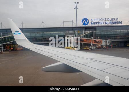 Il logo di KLM su wingtip di Boeing 737-700 di aerei in arrivo all aeroporto di Norimberga Foto Stock