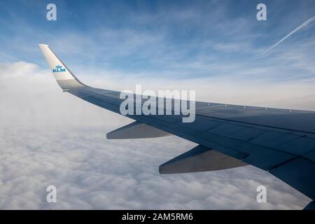 Il logo di KLM su wingtip di Boeing 737-700 aeromobile in volo Foto Stock