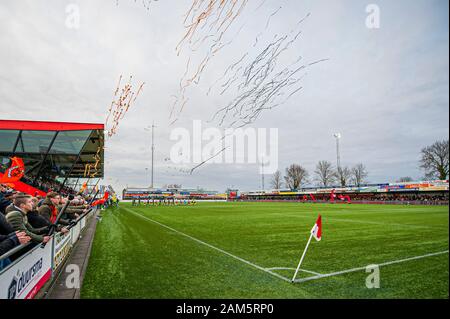 Spakenburg, Paesi Bassi. Xi gen, 2020. SPAKENBURG, 11-01-2020, Sportpark de Westmaat, Tweede Divisie, IJsselmeervogels - HHC Hardenberg, stagione 2019/2020, sostenitori creare atmosfera prima della partita IJsselmeervogels - HHC Hardenberg Credito: Pro scatti/Alamy Live News Foto Stock