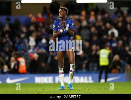 Stamford Bridge, Londra, Regno Unito. Xi gen, 2020. English Premier League Football, Chelsea versus Burnley; Tammy Abramo di Chelsea applaudire il Chelsea fan dopo a tempo pieno - rigorosamente solo uso editoriale. Nessun uso non autorizzato di audio, video, dati, calendari, club/campionato loghi o 'live' servizi. Online in corrispondenza uso limitato a 120 immagini, nessun video emulazione. Nessun uso in scommesse, giochi o un singolo giocatore/club/league pubblicazioni Credito: Azione Sport Plus/Alamy Live News Foto Stock