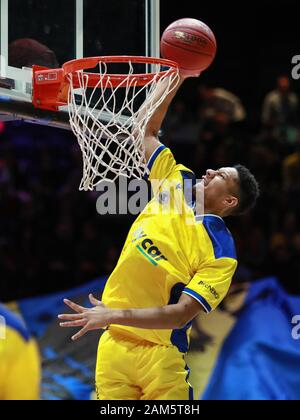 Braunschweig, Germania, 14 dicembre 2019: Giocatore di basket Karim Jallow in azione durante la sessione di riscaldamento prima della partita di Basketball BBL Pokal Foto Stock