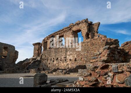 Le rovine del Palazzo Cristovao de Moura fortificato nel borgo medievale collinare di Castelo Rodrigo, Portogallo. Foto Stock