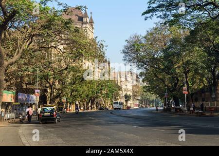 Vista sulla strada con l'Elphinstone College di Mumbai. India Foto Stock