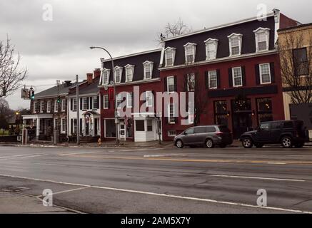 Strada principale nella piccola e pittoresca cittadina di LeRoy, New York su un nuvoloso pomeriggio invernale Foto Stock