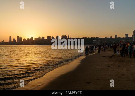 Tramonto sulla spiaggia di Chowpatty a Mumbai. India Foto Stock