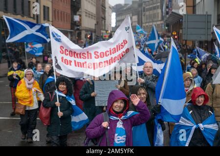 Glasgow, Regno Unito. Xi gen, 2020. Circa 100.000 manifestanti prendendo parte al "tutto sotto uno striscione" pro-indipendenza marzo a Glasgow per chiedere un secondo referendum di indipendenza in Scozia. Credito: Richard Gass/Alamy Live News Foto Stock