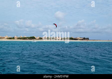 Vista panoramica della spiaggia di sabbia nell'isola Sal, Capo Verde Foto Stock