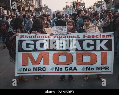 Kolkata, India. Xi gen, 2020. Protesta in Kolkata contro AAC, NPR e NRC e 'Indietro' slogan al Primo ministro modi. (Foto di Pritam Dutta/Pacific Stampa) Credito: Pacific Press Agency/Alamy Live News Foto Stock