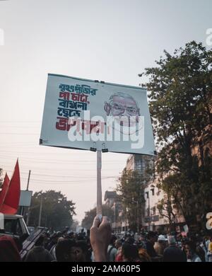 Kolkata, India. Xi gen, 2020. Protesta in Kolkata contro AAC, NPR e NRC e 'Indietro' slogan al Primo ministro modi. (Foto di Pritam Dutta/Pacific Stampa) Credito: Pacific Press Agency/Alamy Live News Foto Stock
