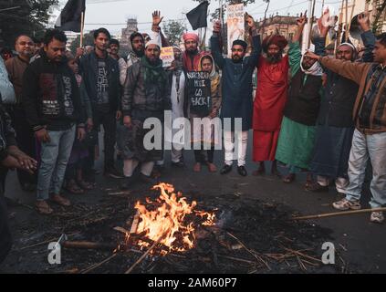 Kolkata, India. Xi gen, 2020. Protesta in Kolkata contro AAC, NPR e NRC e 'Indietro' slogan al Primo ministro modi. (Foto di Pritam Dutta/Pacific Stampa) Credito: Pacific Press Agency/Alamy Live News Foto Stock