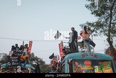 Kolkata, India. Xi gen, 2020. Protesta in Kolkata contro AAC, NPR e NRC e 'Indietro' slogan al Primo ministro modi. (Foto di Pritam Dutta/Pacific Stampa) Credito: Pacific Press Agency/Alamy Live News Foto Stock