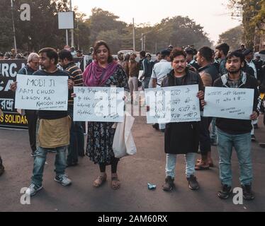 Kolkata, India. Xi gen, 2020. Protesta in Kolkata contro AAC, NPR e NRC e 'Indietro' slogan al Primo ministro modi. (Foto di Pritam Dutta/Pacific Stampa) Credito: Pacific Press Agency/Alamy Live News Foto Stock