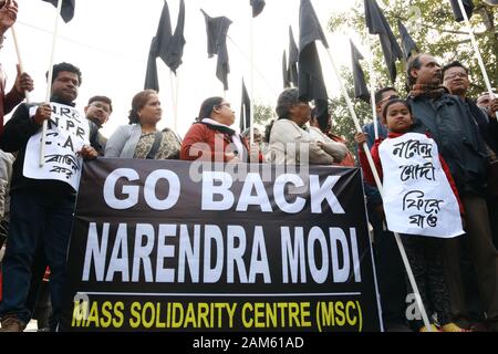 Kolkata, India. Xi gen, 2020. Gli attivisti dell'unità sociali Centro di India (SUCI) tenere cartelli e gridare slogan contro il primo ministro dell'India Narendra Modi come essi partecipano a una manifestazione di protesta contro l'India la nuova legge sulla cittadinanza. (Foto di Dipa Chakraborty/Pacific Stampa) Credito: Pacific Press Agency/Alamy Live News Foto Stock